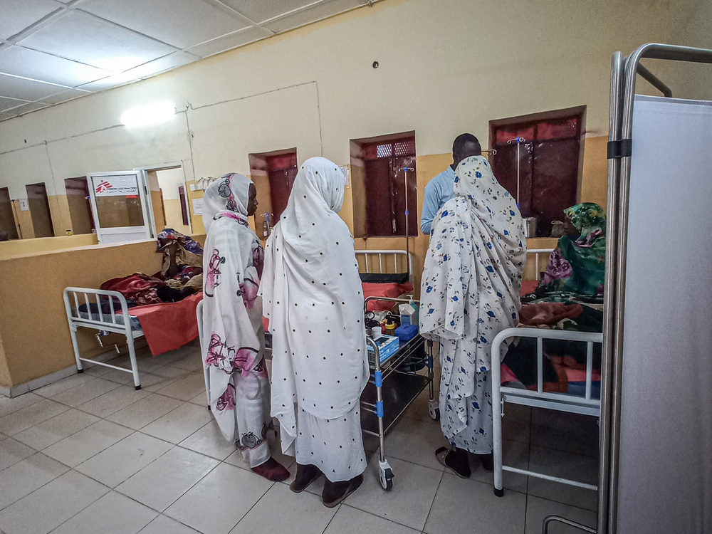 Un equipo del Ministerio de Salud revisa a una mujer embarazada en la recién construida sala de maternidad de MSF. Sudán
