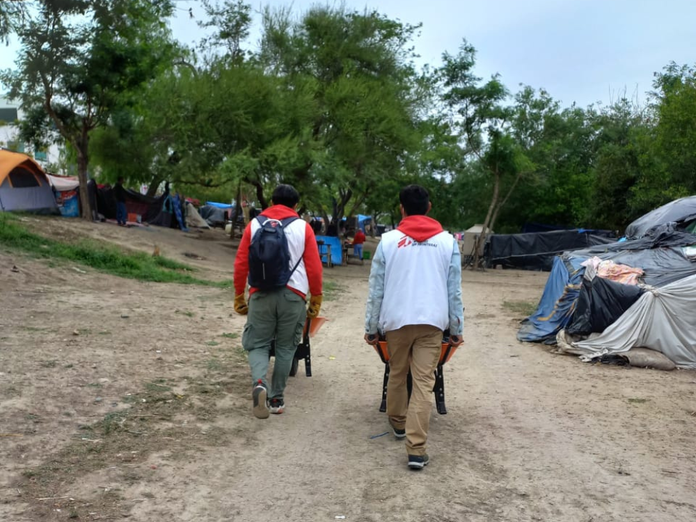 MSF junto con la comunidad migrante y otros actores locales e internacionales limpiaron el espacio del campamento improvisado en el bordo del río Bravo