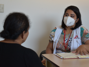 Nadia en una consulta de la clínica de MSF en San Pedro Sula, Honduras