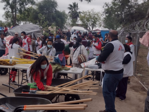 MSF junto con la comunidad migrante y otros actores locales e internacionales limpiaron el espacio del campamento improvisado en el bordo del río Bravo