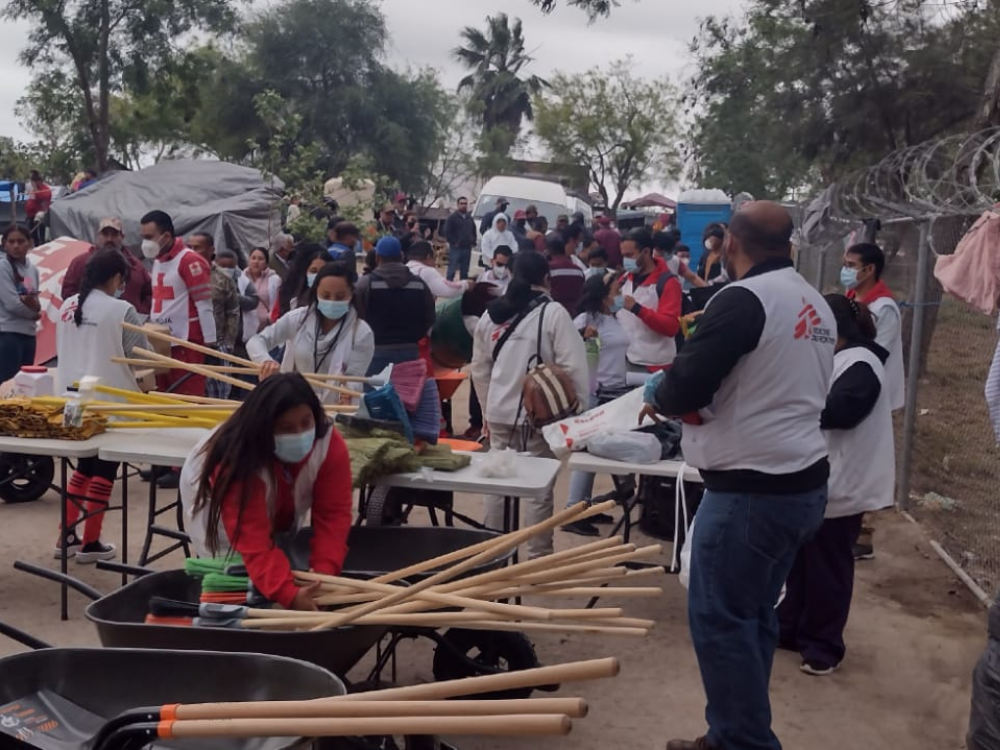 MSF junto con la comunidad migrante y otros actores locales e internacionales limpiaron el espacio del campamento improvisado en el bordo del río Bravo