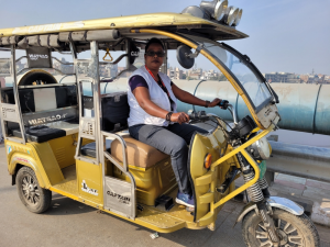 Fátima es trabajadora de MSF y la primera conductora de E-rickshaw en India