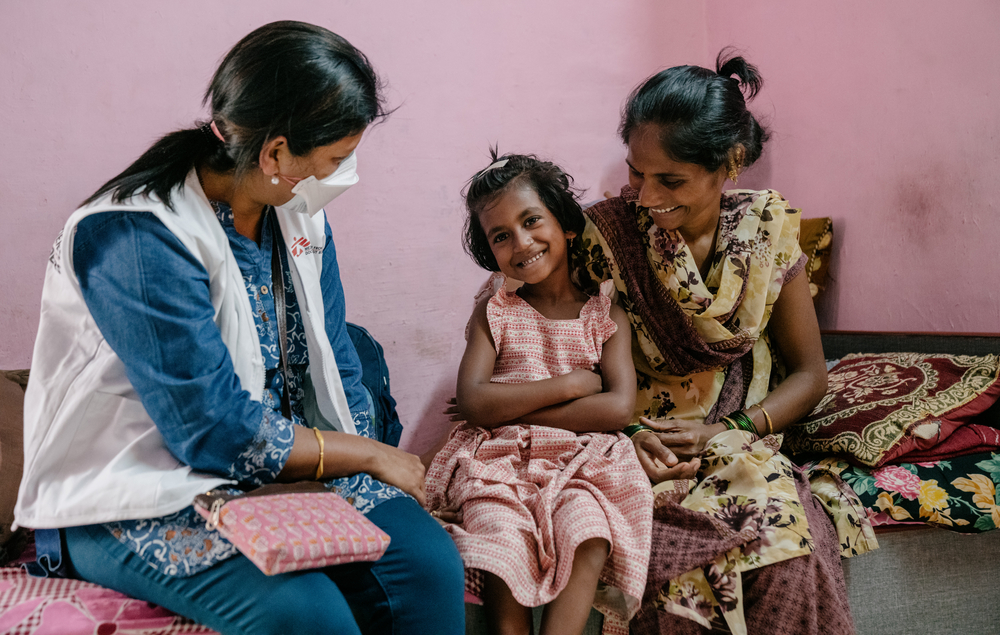 Vaishnavi, una niña de 7 años con tuberculosis resistente a los medicamentos, platica con Prachi, una enfermera de MSF