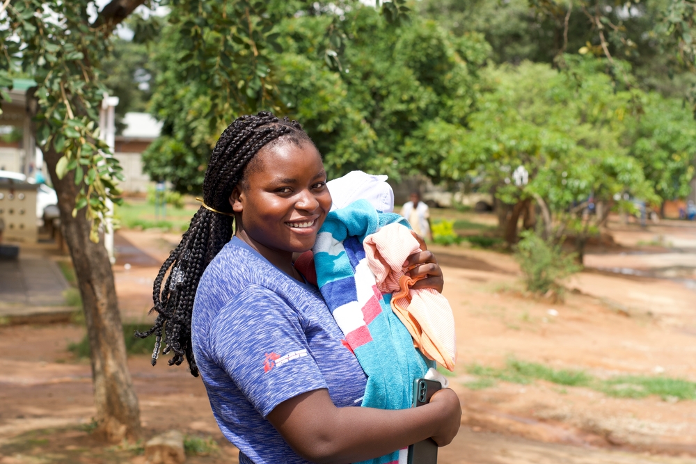 Para responder a las necesidades específicas de las niñas embarazadas, MSF formó el Club de Madres Adolescentes en Zimbabue