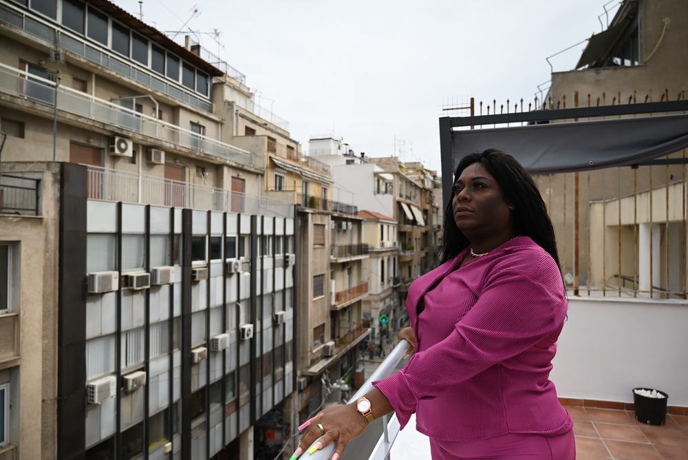 Yuli en el balcón del Centro de Día de MSF en Grecia