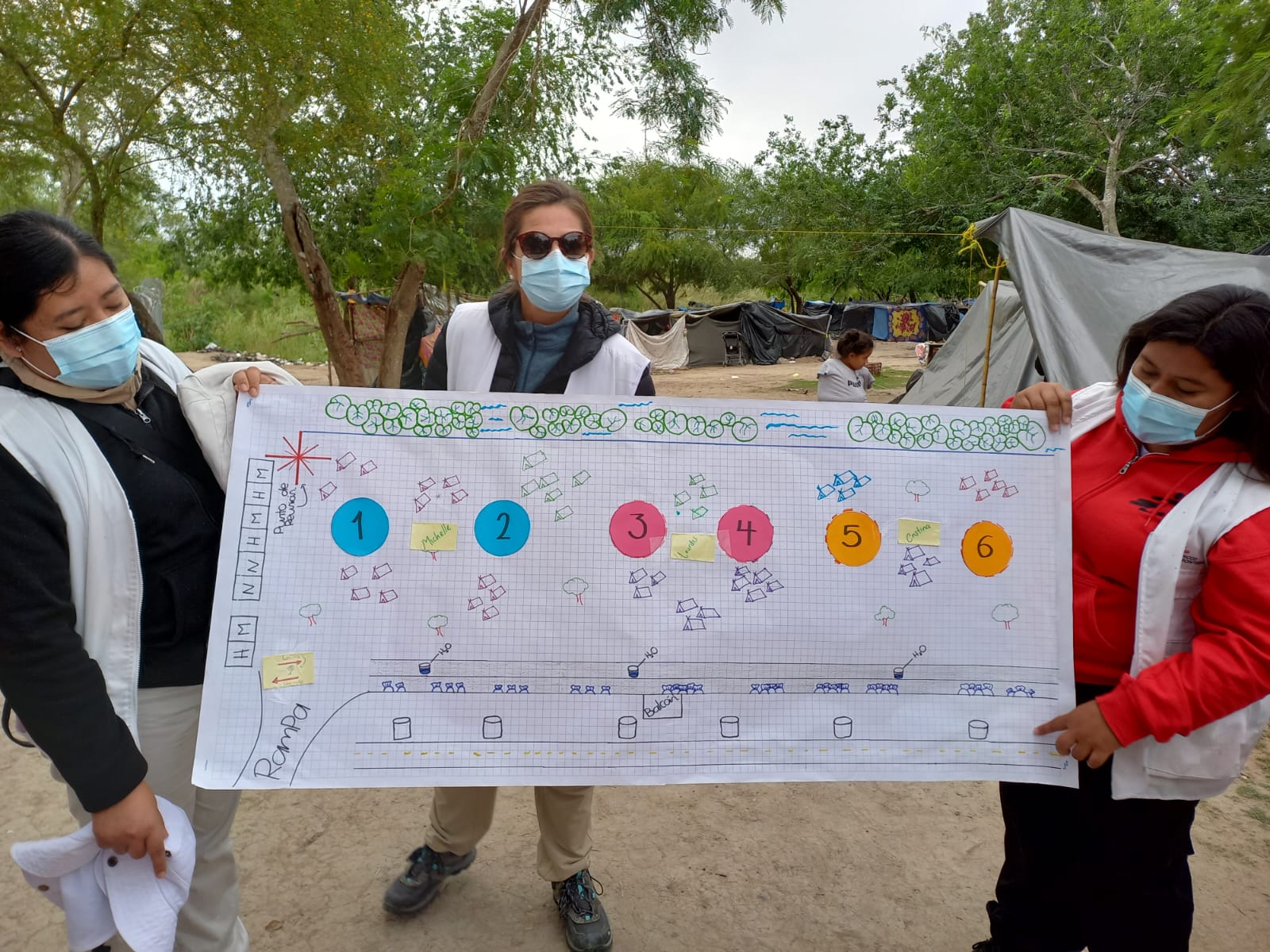 MSF junto con la comunidad migrante y otros actores locales e internacionales limpiaron el espacio del campamento improvisado en el bordo del río Bravo