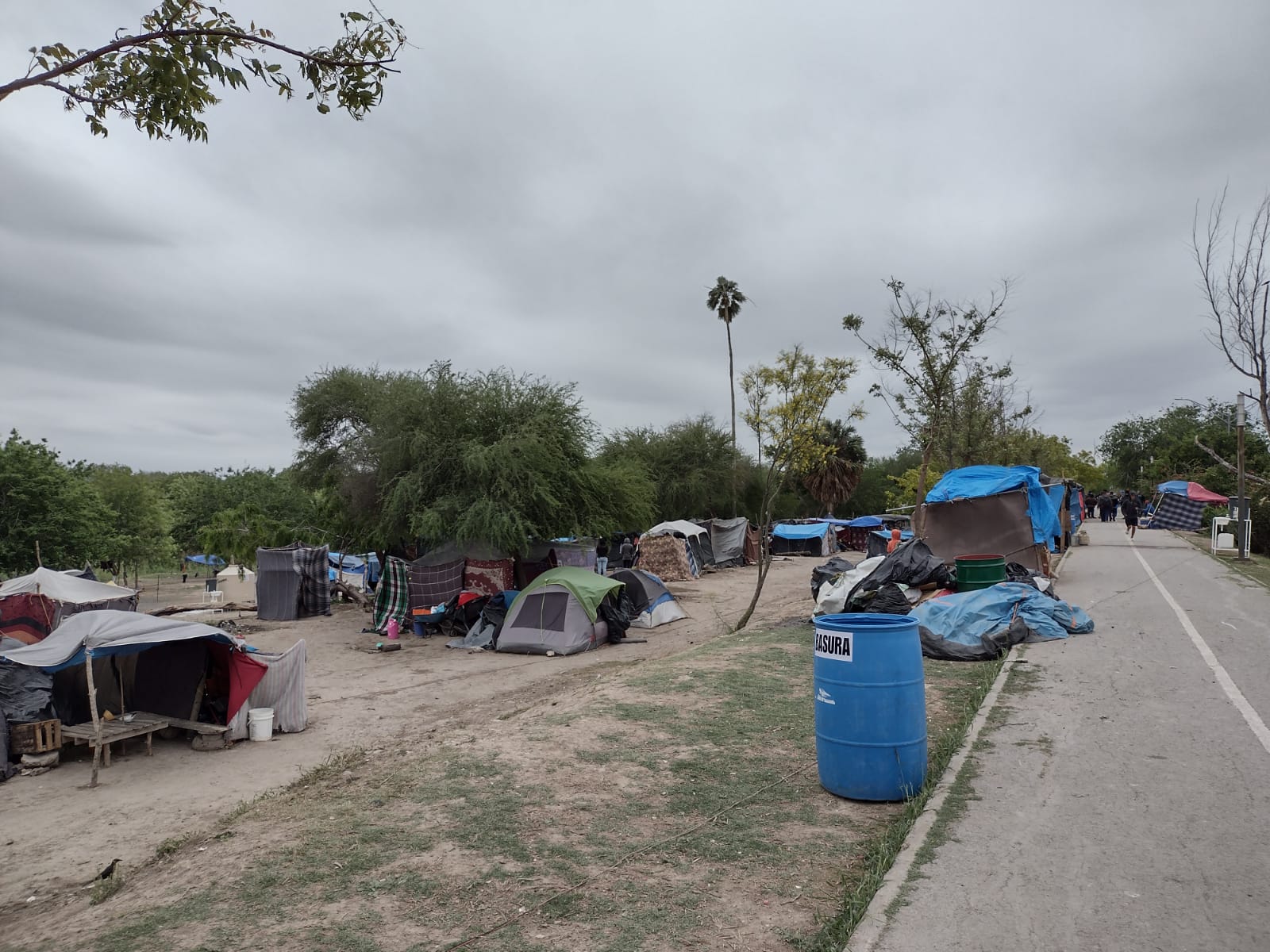 MSF junto con la comunidad migrante y otros actores locales e internacionales limpiaron el espacio del campamento improvisado en el bordo del río Bravo