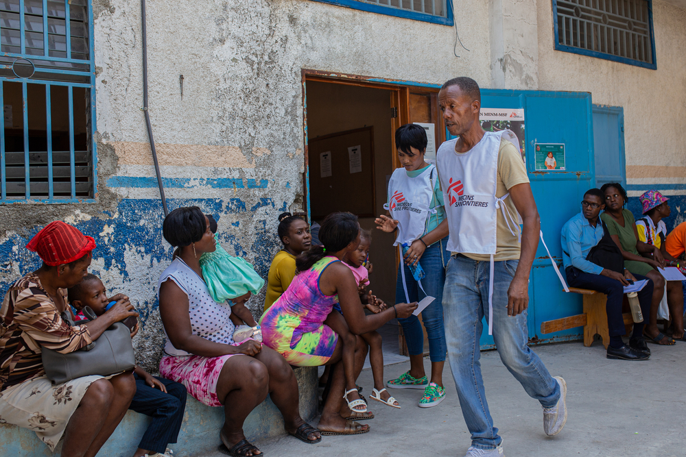 MSF gestiona clínicas móviles para atender a la población atrapada por la violencia en Puerto Príncipe 