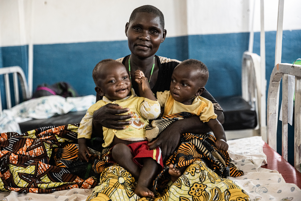 Una madre con sus bebés en el Hospital de Drodro, donde recibe ayuda de Médicos Sin Fronteras