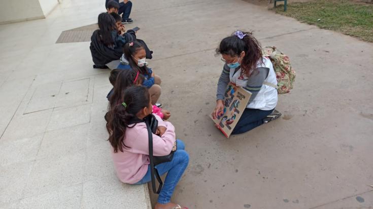 Equipo de promoción de la salud hablando de dengue en Bolivia