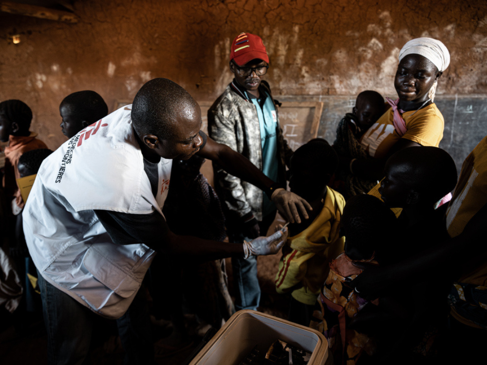 Euipos de MSF realizaron una campaña de vacunación contra el sarampión en la aldea de Ndjala, RDC