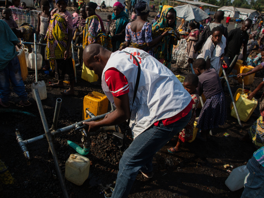 MSF distribuye agua limpia en el campo de desplazados de Rusayo, RDC