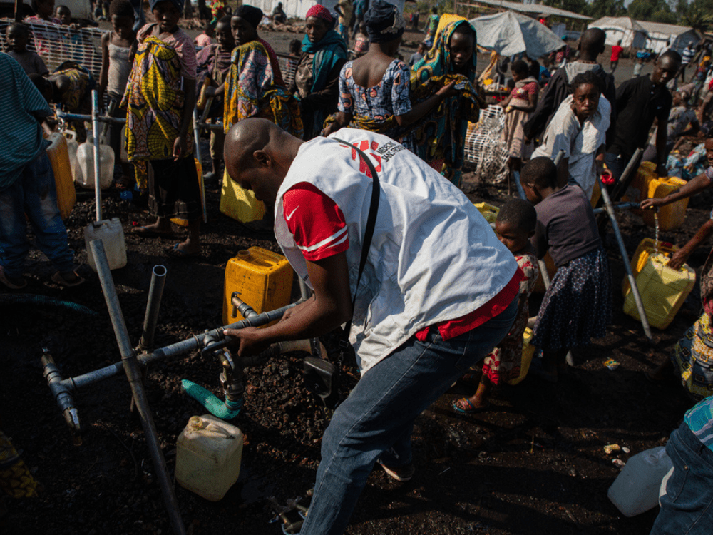 MSF distribuye agua limpia en el campo de desplazados de Rusayo, RDC