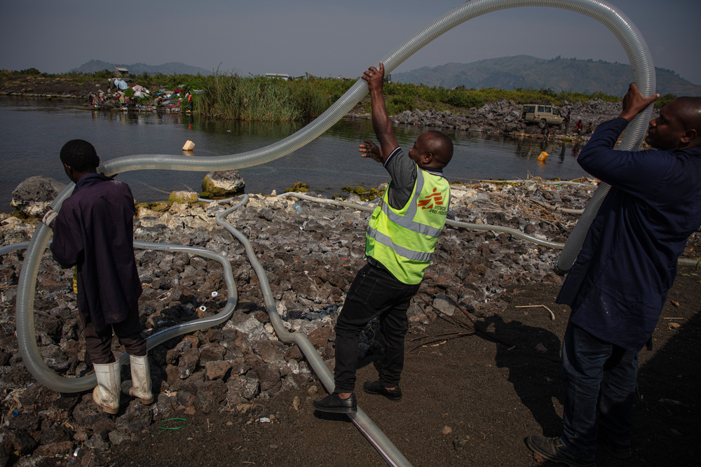 MSF distribuye agua limpia en el campo de desplazados de Rusayo, RDC