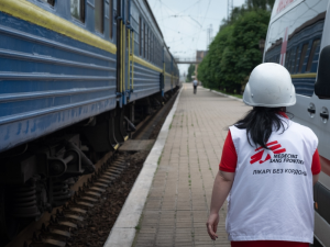 Paramédicos de MSF se preparan para trasladar a pacientes en el tren medicalizado de MSF en Ucrania