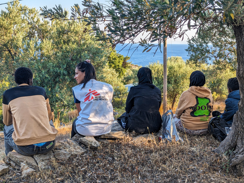 MSF brinda asistencia de emergencia -primeros auxilios médicos y psicológicos- a las personas que llegan a las islas de Lesbos y Samos