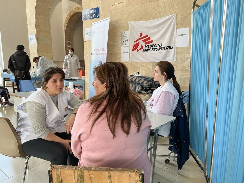 MSF brinda primeros auxilios psicológicos para las personas que huyen de Nagorno-Karabaj