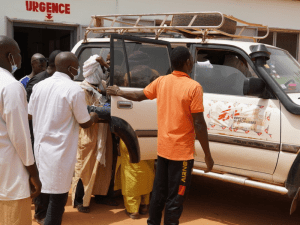 El equipo de MSF evacua a un paciente de urgencia al hospital regional de Mopti.