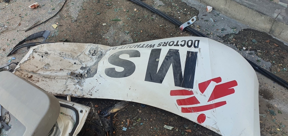 Auto de MSF destruido