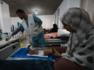 Consulta de seguimiento en el Hospital de Campaña Indonesio de Rafah, por el personal de MSF
