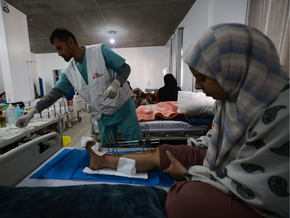 Consulta de seguimiento en el Hospital de Campaña Indonesio de Rafah, por el personal de MSF