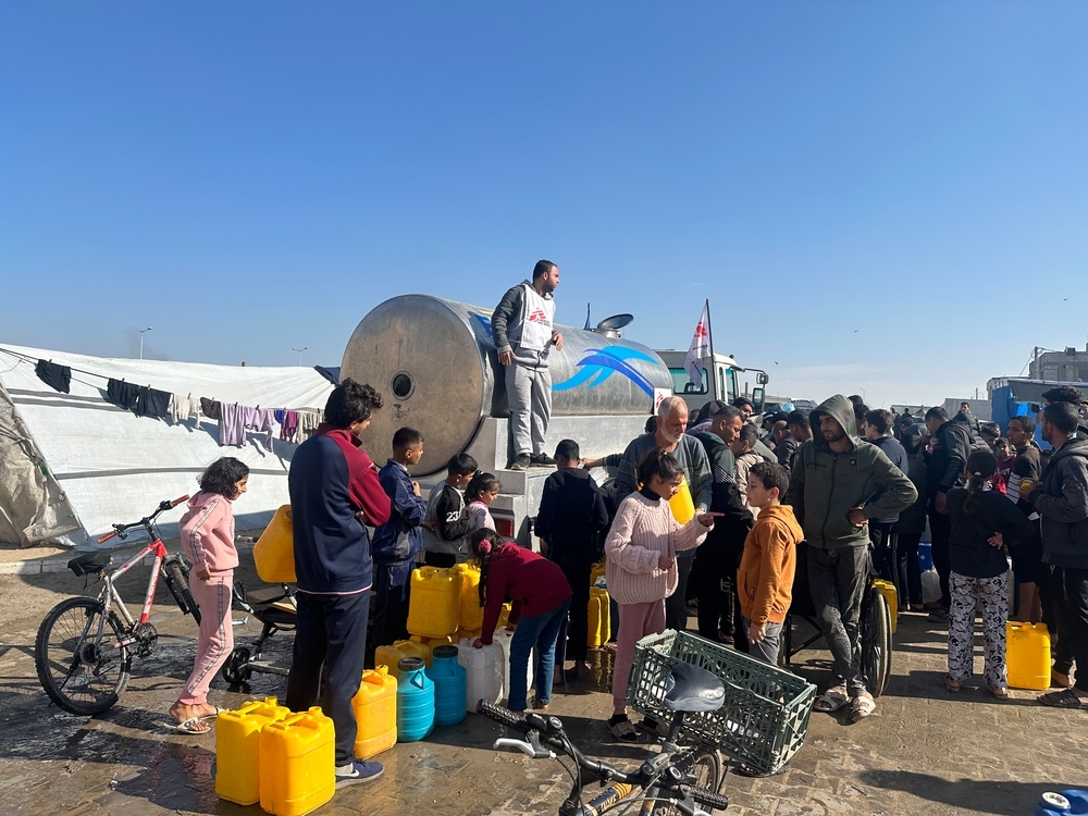 MSF distribuye agua a la población de Gaza desde diciembre de 2023