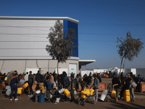 La población hace fila para recibir agua potable de MSF en Rafah