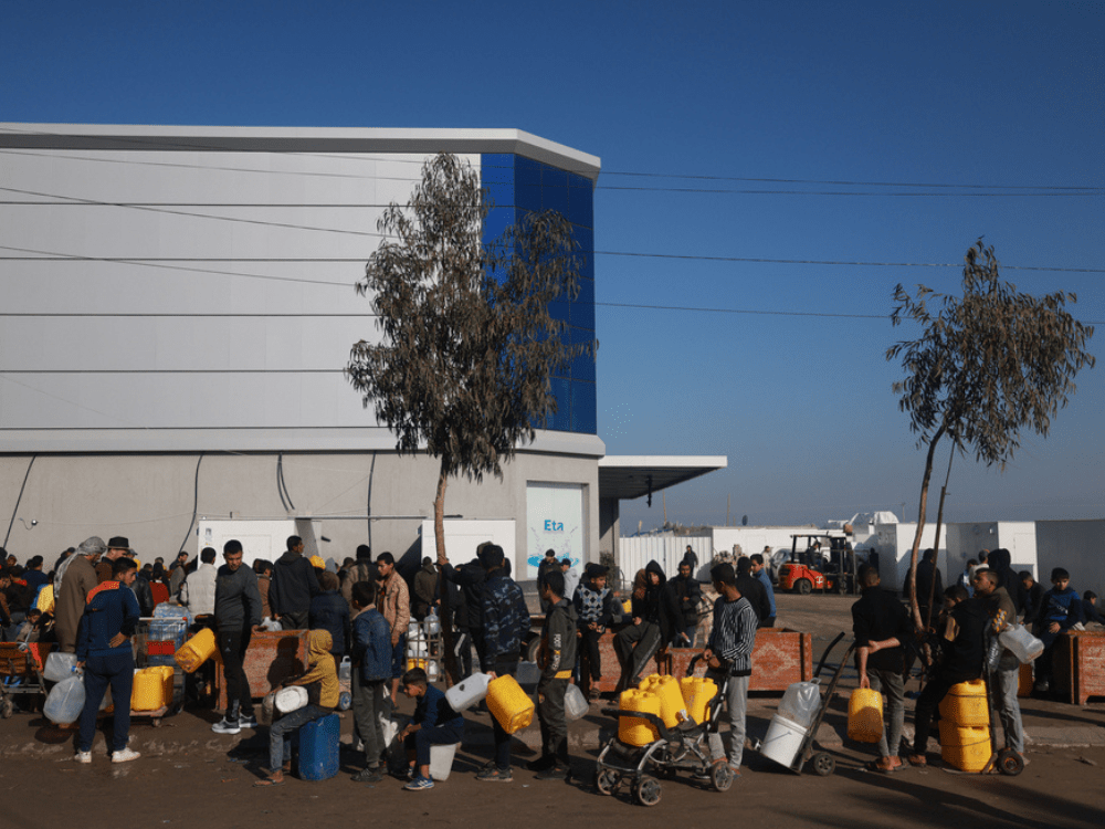 La población hace fila para recibir agua potable de MSF en Rafah