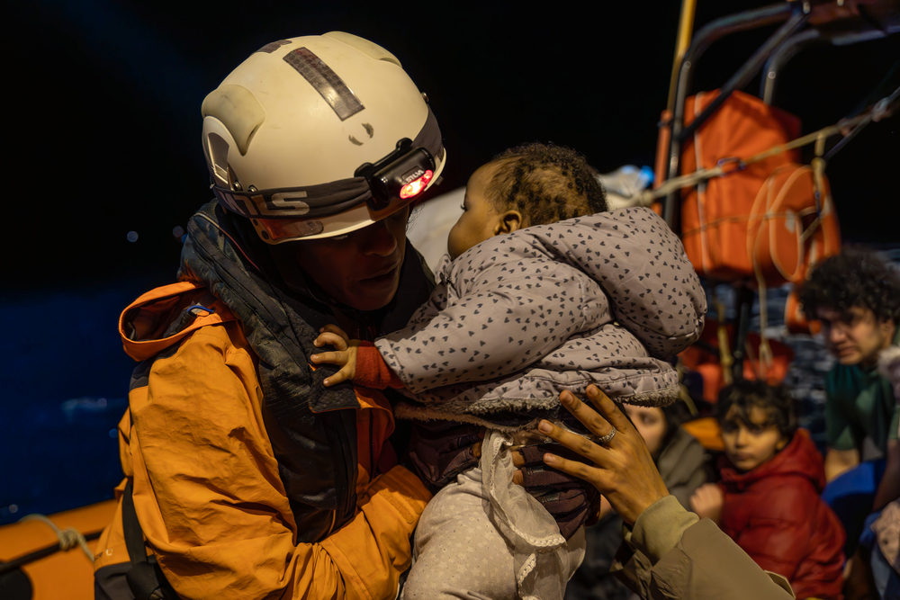 MSF realiza un peligroso rescate en el Mediterráneo central