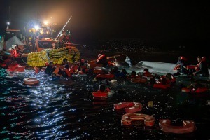 MSF realiza un peligroso rescate en el Mediterráneo central