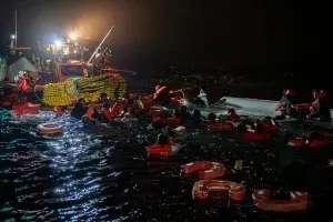 MSF realiza un peligroso rescate en el Mediterráneo central