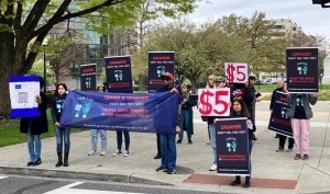 MSF protestó junto con otros activistas de la salud mundial frente a la corporación estadounidense Danaher