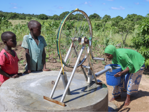 MSF brinda acceso a agua limpia mediante el establecimiento de seis pozos protegidos en Mozambique.