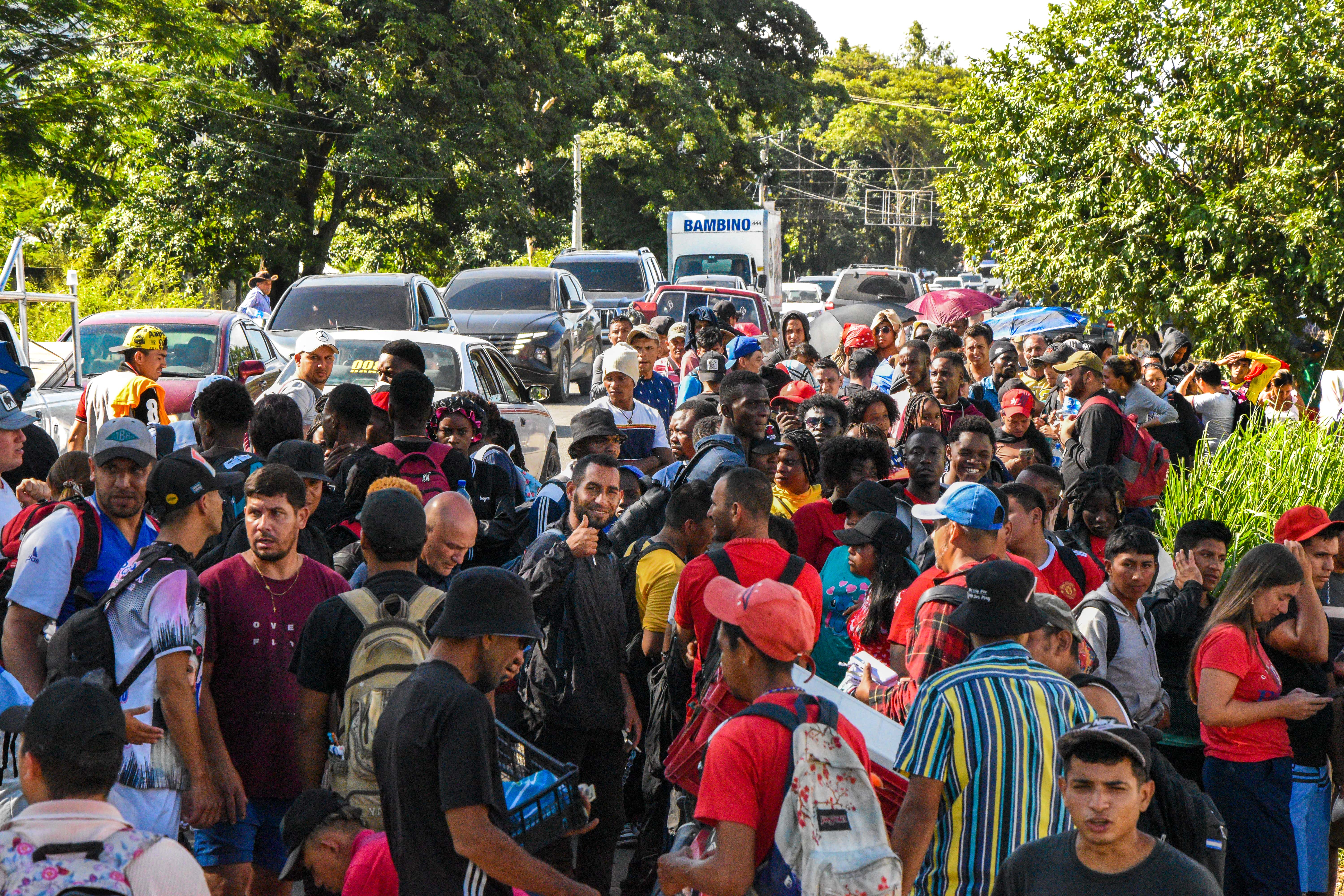 Cientos de personas migrantes se aglomeran en el Instituto Nacional de Migración en Danlí, frontera entre Honduras y Nicaragua, para tramitar un permiso que los exime de una multa por ingresar al país sin los documentos en regla. © Laura Aceituno / MSF.