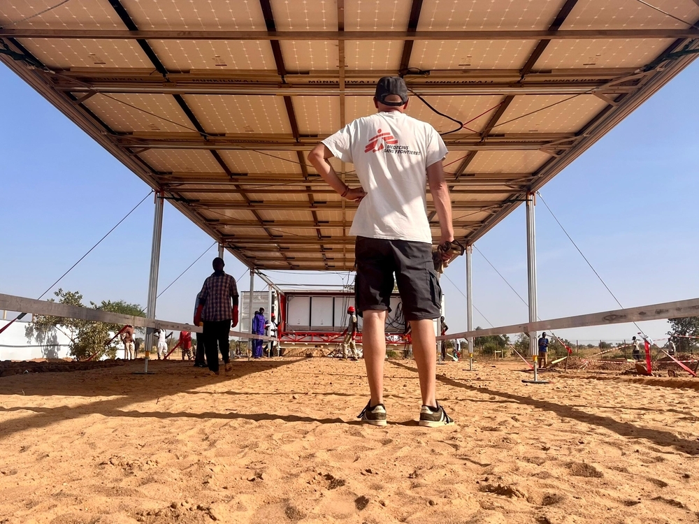MSF prueba el uso de energía solar móvil en el campo de refugiados de Ourang, en el este de Chad