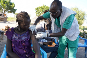 El equipo de MSF administra la primera dosis de la vacuna contra la hepatitis E en Sudán del Sur.