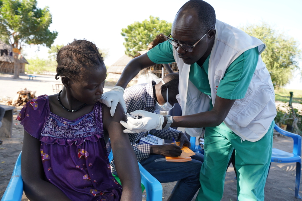 El equipo de MSF, administra la primera dosis de la vacuna contra la hepatitis E en Sudán del Sur