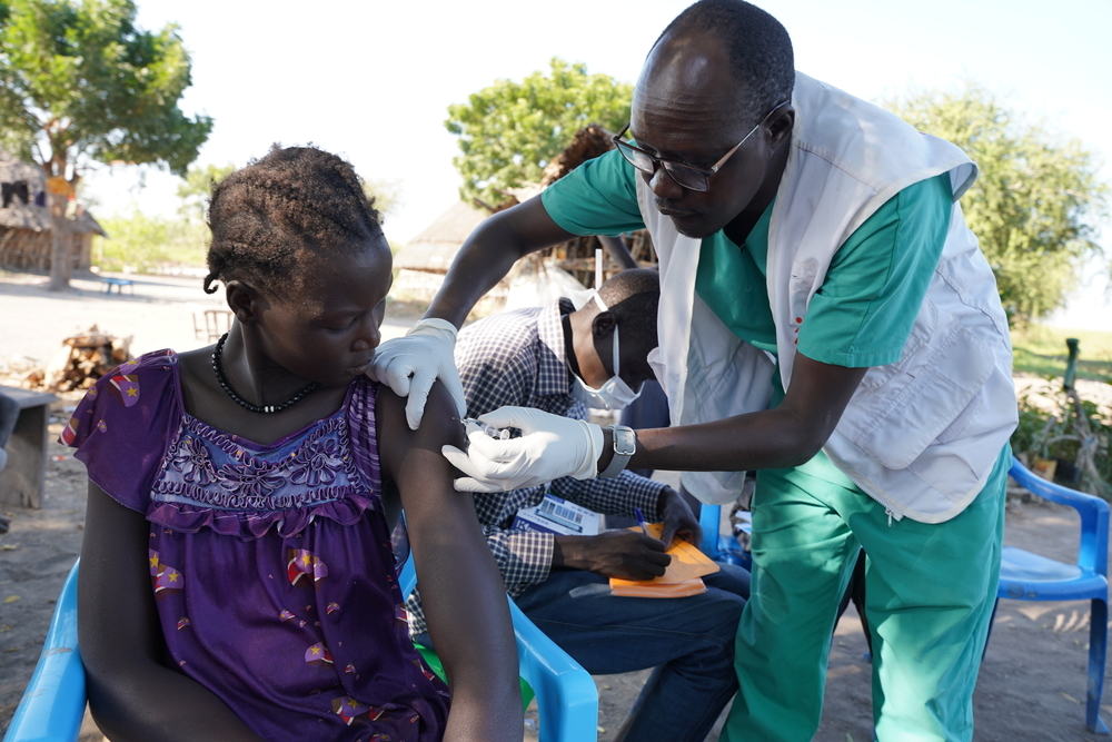 El equipo de MSF administra la primera dosis de la vacuna contra la hepatitis E en Sudán del Sur.