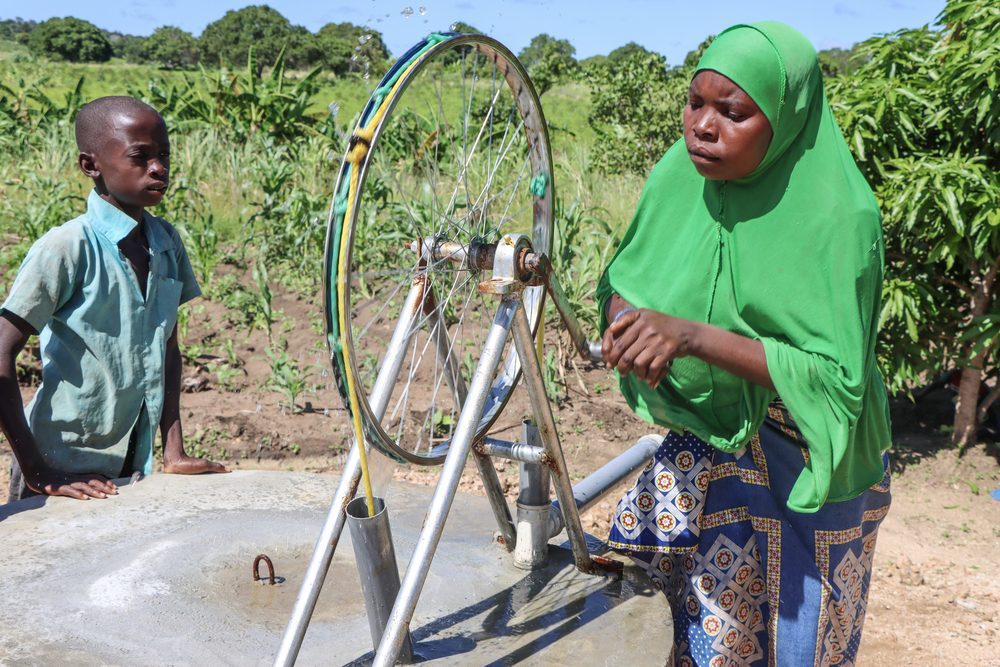 MSF brinda acceso a agua limpia mediante el establecimiento de seis pozos protegidos en Mozambique.