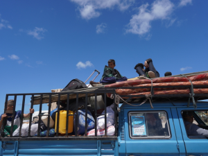 Palestinos desplazados que salieron con sus pertenencias de Rafah, en el sur de la Franja de Gaza,