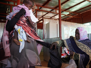 Los equipos de MSF ofrecen servicios de alimentación terapéutica ambulatoria en el campo de Zamzam.