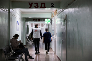 Anna Svesova, directora del hospital en Trostianets, Ucrania, caminando junto a un integrante de MSF (hombre) por un pasillo del recinto.