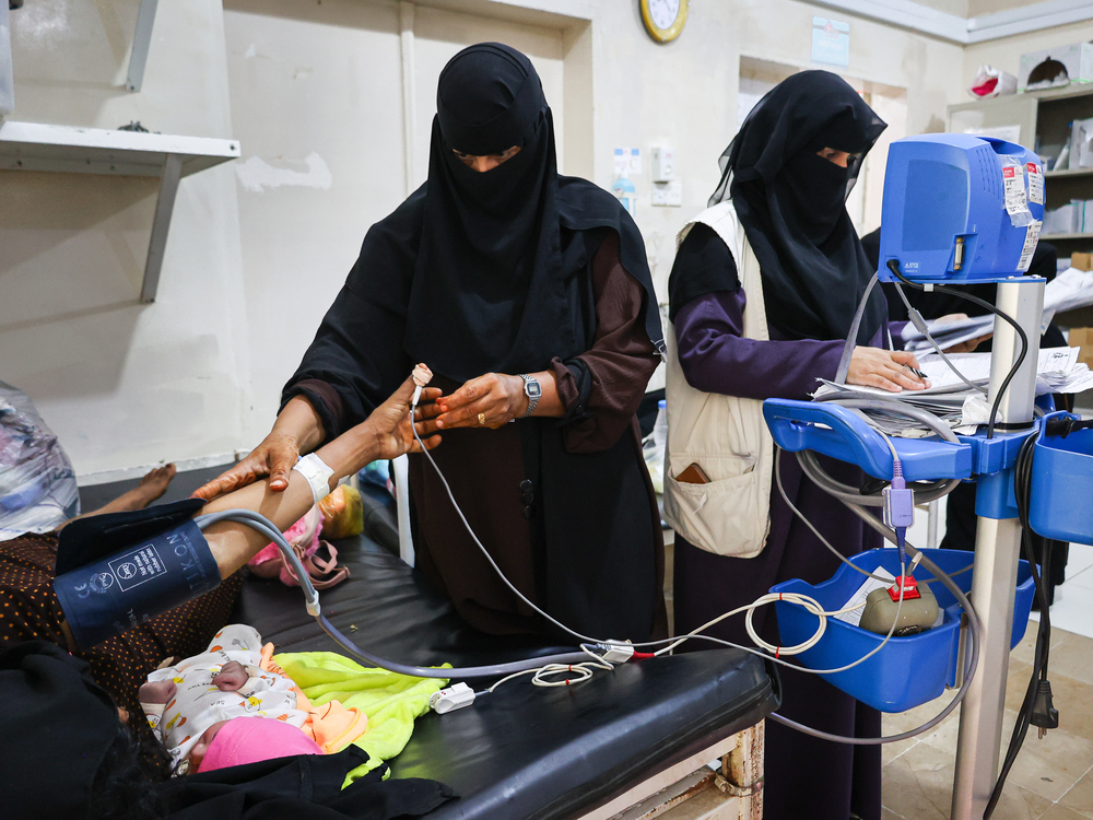 La partera de MSF mide la circunferencia del brazo de Amina, embarazada de nueve meses. Dentro del hospital general de Abs. © MSF