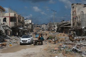 Población palestina desplazada tras intensificación de conflicto en Rafah