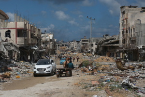 Población palestina desplazada tras intensificación de conflicto en Rafah, Gaza.