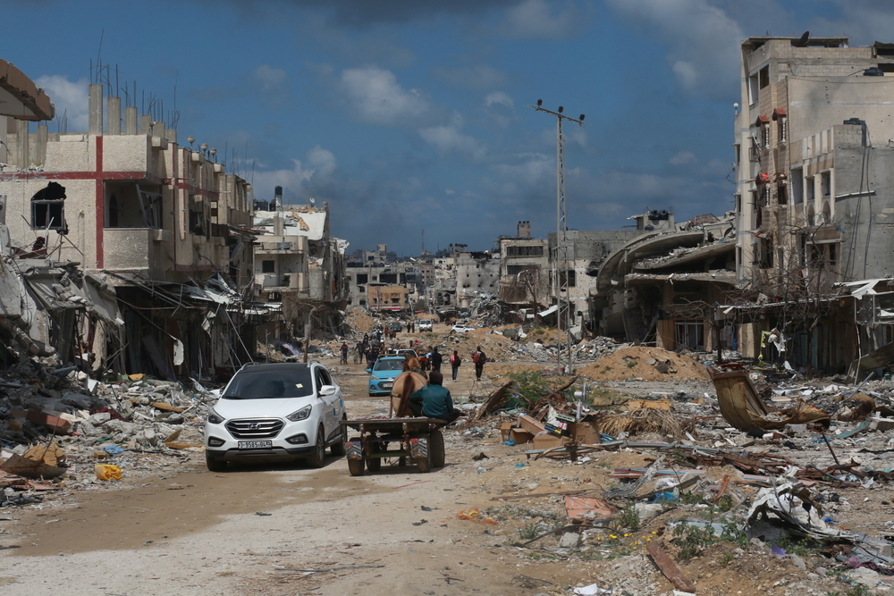 Población palestina desplazada tras intensificación de conflicto en Rafah, Gaza.