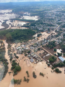 Una fotografía aérea que muestra la devastación causada por las inundaciones.