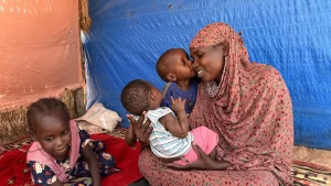 Taiba, junto a sus hijos, huyeron de la guerra en Sudán. Ahora se han instalado en en el campo de Aboutengue.