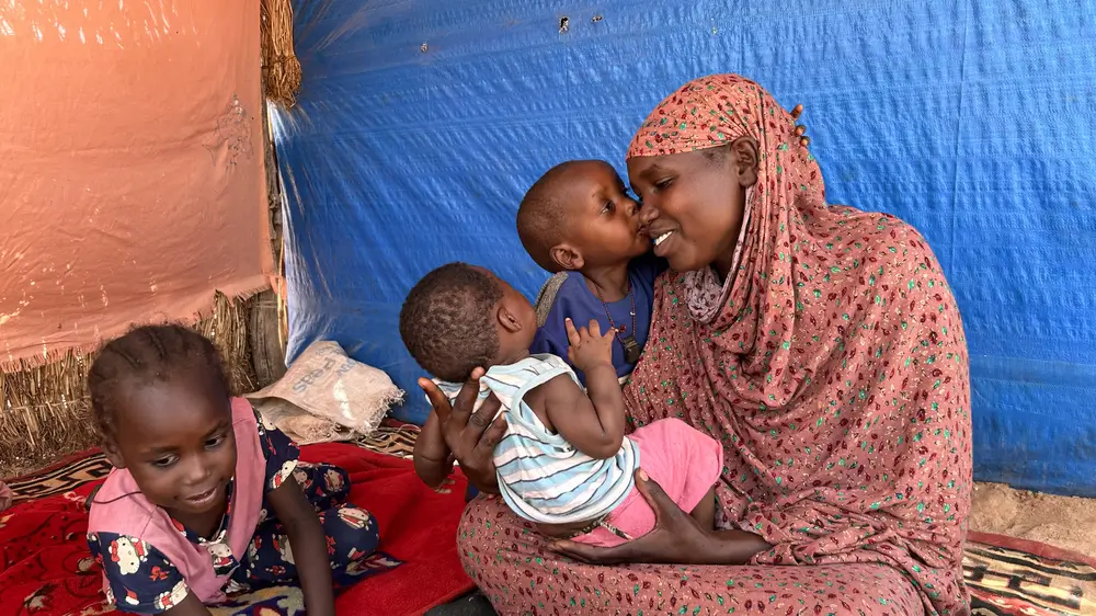 Taiba, junto a sus hijos, huyeron de la guerra en Sudán. Ahora se han instalado en en el campo de Aboutengue.