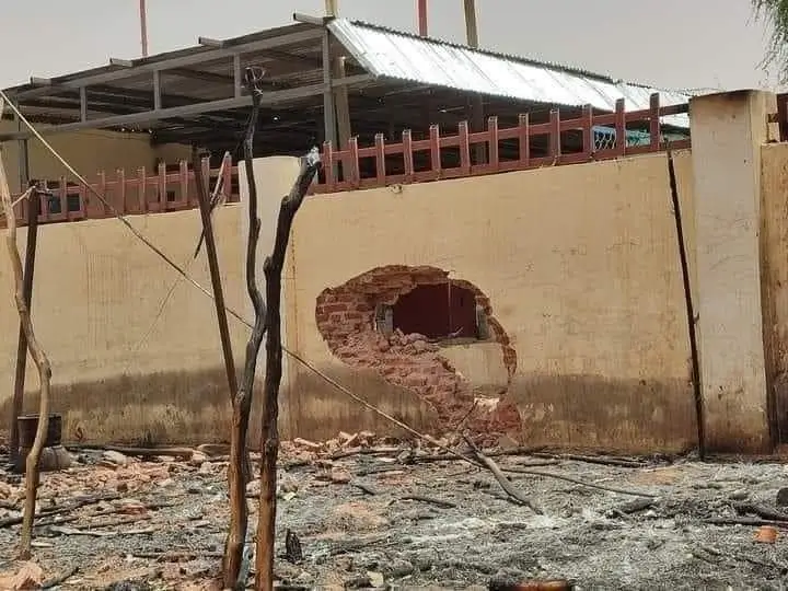 Debido a la guerra, hay un agujero en la pared del hospital del Sur, en El Fasher. 